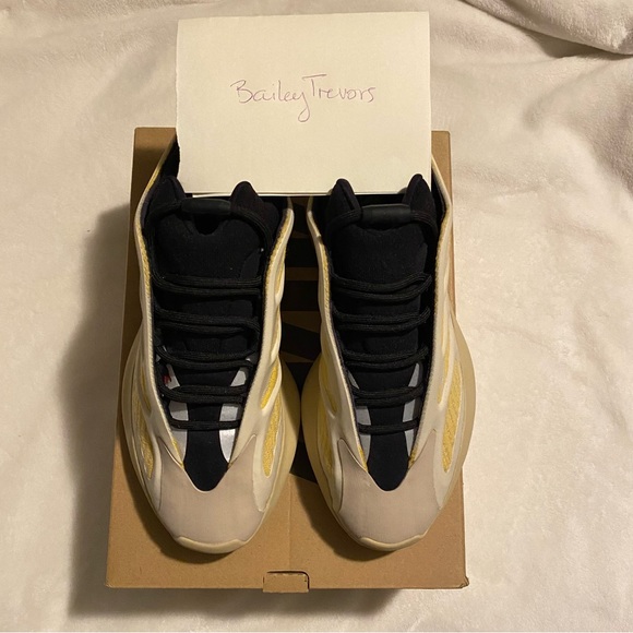 Yeezy 700 V3 safflower - Picture 3 of 3